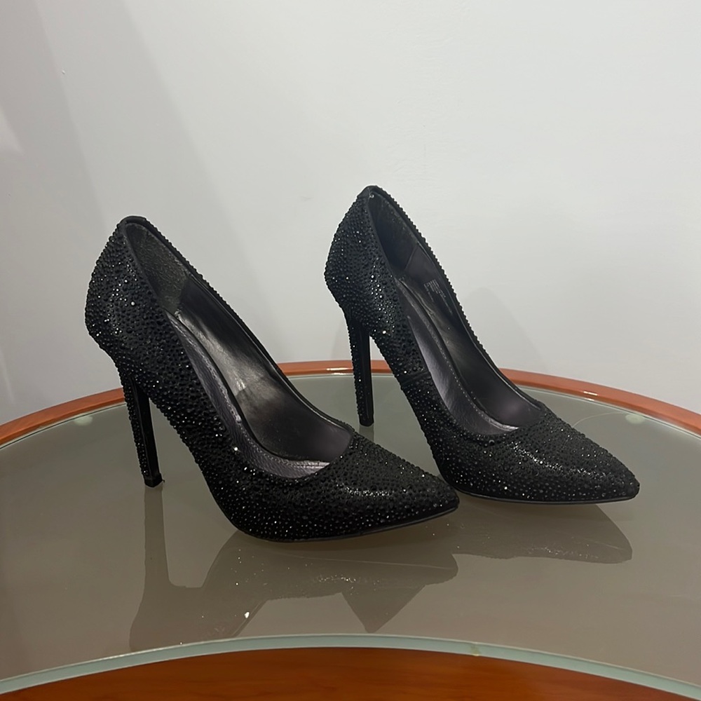 Black pumps